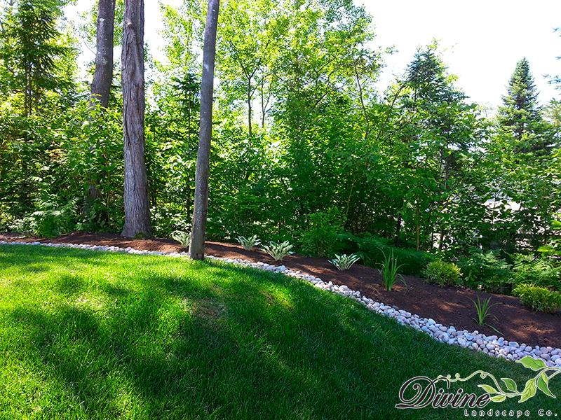 Garden with river rock border
