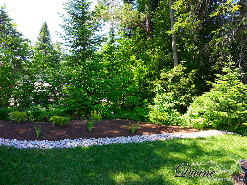 Garden with river rock border
