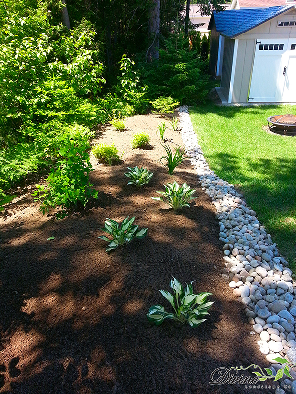 Garden with river rock border